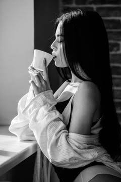 Si tengo envidia al saber cómo esa taza de café toca tus labios, pero también sé que soy como ese café que sorbes quemándote por dentro .....en fin
Buenos días y esas cosas.® 

¿Café?