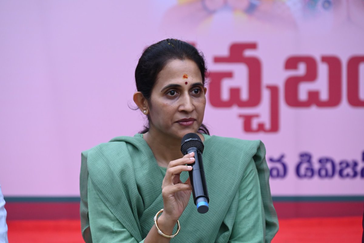 R_Madhavi_Reddy's tweet image. సుపరిపాలనలో తొలి అడుగు - ఇంటింటికి మన ప్రభుత్వం కార్యక్రమంలో భాగంగా కడప నగరంలోని 40వ డివిజన్లోని ఆంజనేయస్వామి ఆలయ ప్రాంగణంలో రచ్చబండ కార్యక్రమం నిర్వహించబడింది. ప్రజలతో నేరుగా ముఖాముఖి చర్చ జరిపి, వారు వెల్లడించిన సమస్యలపై వెంటనే సంబంధిత అధికారులను ఆదేశించి, తక్షణమే పరిష్కారం…