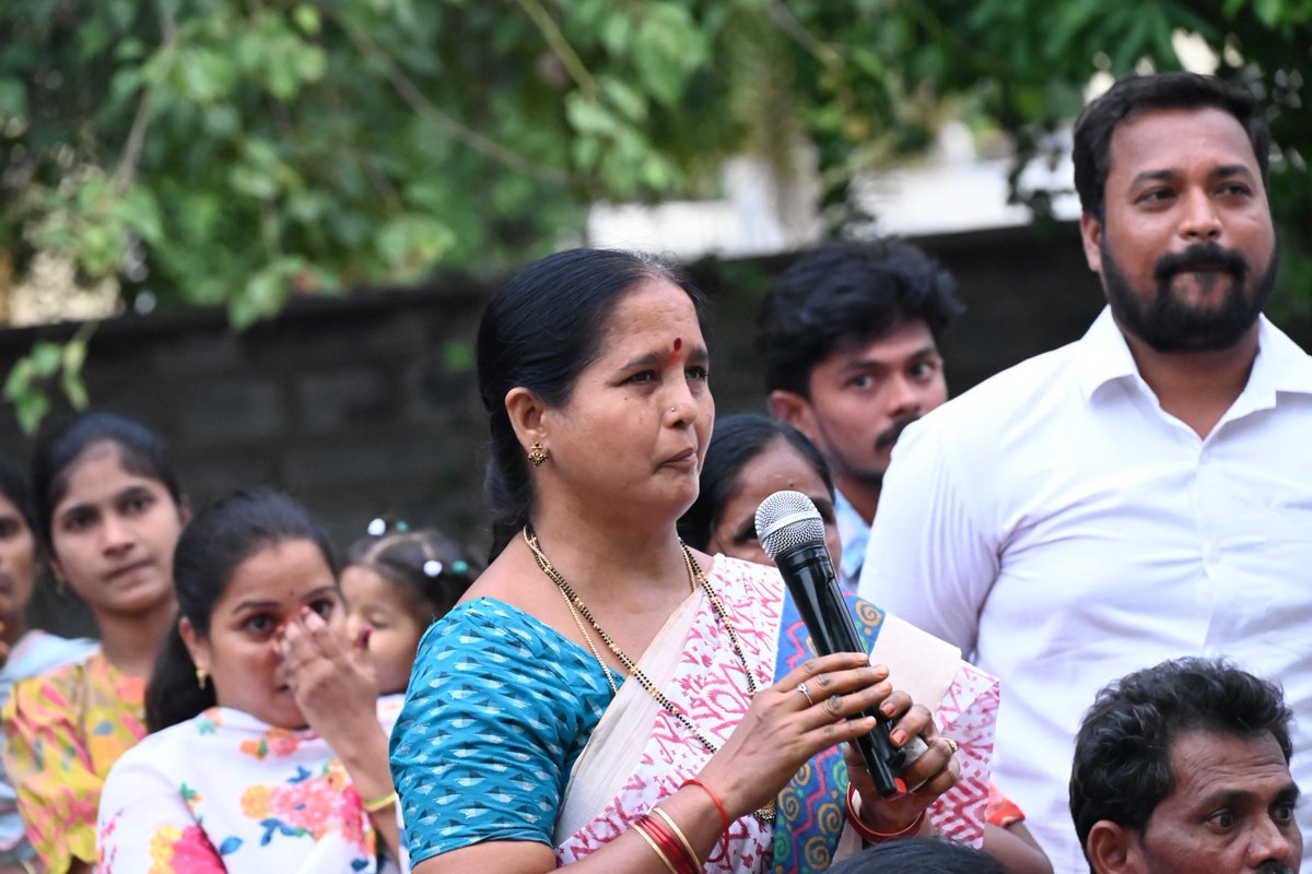R_Madhavi_Reddy's tweet image. సుపరిపాలనలో తొలి అడుగు - ఇంటింటికి మన ప్రభుత్వం కార్యక్రమంలో భాగంగా కడప నగరంలోని 40వ డివిజన్లోని ఆంజనేయస్వామి ఆలయ ప్రాంగణంలో రచ్చబండ కార్యక్రమం నిర్వహించబడింది. ప్రజలతో నేరుగా ముఖాముఖి చర్చ జరిపి, వారు వెల్లడించిన సమస్యలపై వెంటనే సంబంధిత అధికారులను ఆదేశించి, తక్షణమే పరిష్కారం…