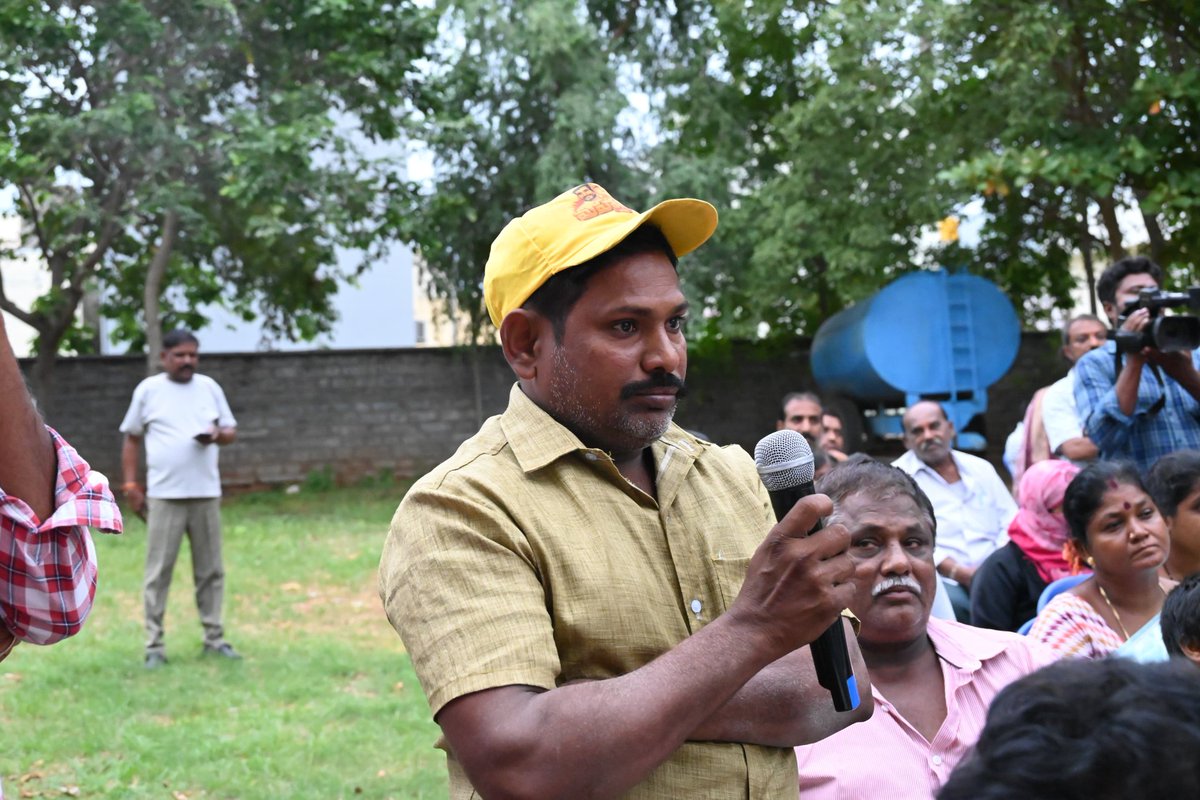 R_Madhavi_Reddy's tweet image. సుపరిపాలనలో తొలి అడుగు - ఇంటింటికి మన ప్రభుత్వం కార్యక్రమంలో భాగంగా కడప నగరంలోని 40వ డివిజన్లోని ఆంజనేయస్వామి ఆలయ ప్రాంగణంలో రచ్చబండ కార్యక్రమం నిర్వహించబడింది. ప్రజలతో నేరుగా ముఖాముఖి చర్చ జరిపి, వారు వెల్లడించిన సమస్యలపై వెంటనే సంబంధిత అధికారులను ఆదేశించి, తక్షణమే పరిష్కారం…