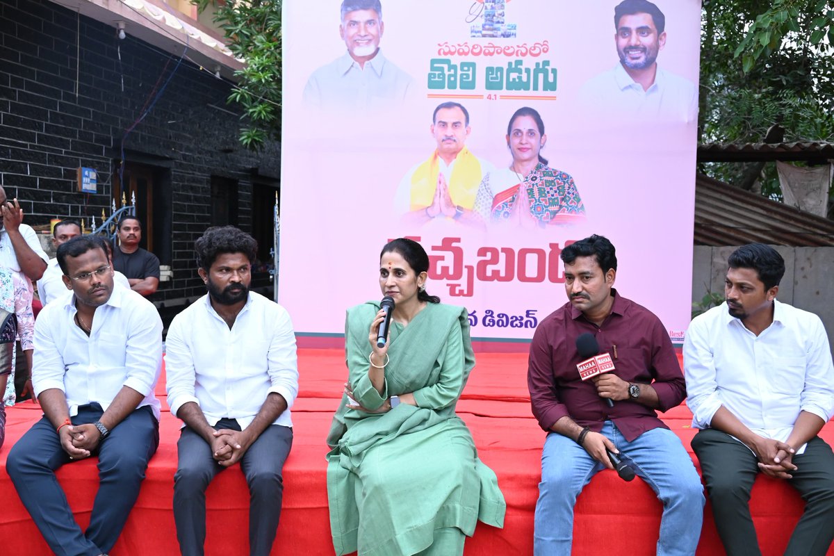 R_Madhavi_Reddy's tweet image. సుపరిపాలనలో తొలి అడుగు - ఇంటింటికి మన ప్రభుత్వం కార్యక్రమంలో భాగంగా కడప నగరంలోని 40వ డివిజన్లోని ఆంజనేయస్వామి ఆలయ ప్రాంగణంలో రచ్చబండ కార్యక్రమం నిర్వహించబడింది. ప్రజలతో నేరుగా ముఖాముఖి చర్చ జరిపి, వారు వెల్లడించిన సమస్యలపై వెంటనే సంబంధిత అధికారులను ఆదేశించి, తక్షణమే పరిష్కారం…