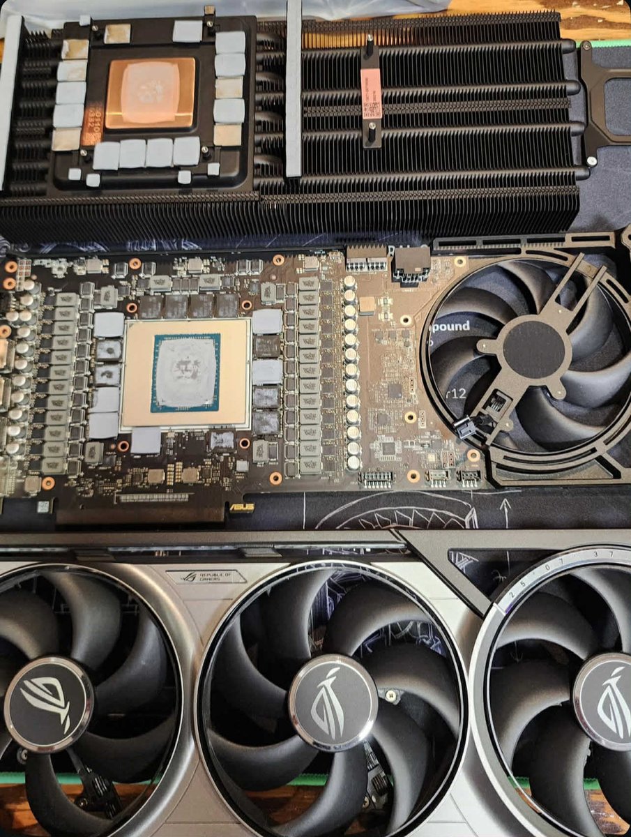 EKbyLMTEK's tweet image. Check out this tear down and install of our EK-Quantum Vector³ Astral RTX 5090 by @MancavePc  !  Make sure to drop them a follow to see the final build 🛠
#watercooling #liquidcooling #rtx5090 #NVIDIA #LMTEK