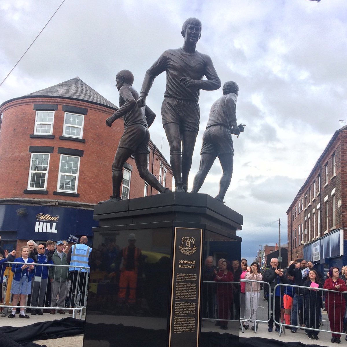 F0reverEvert0n's tweet image. What’s everyone’s thoughts on the statues staying in situ?
I get it and their connection to Goodison, but this would be a great opportunity for the ladies to put their stamp on the area with statues of Mo Marley and Co.
Then bring the men’s statues to Bramley Moore.