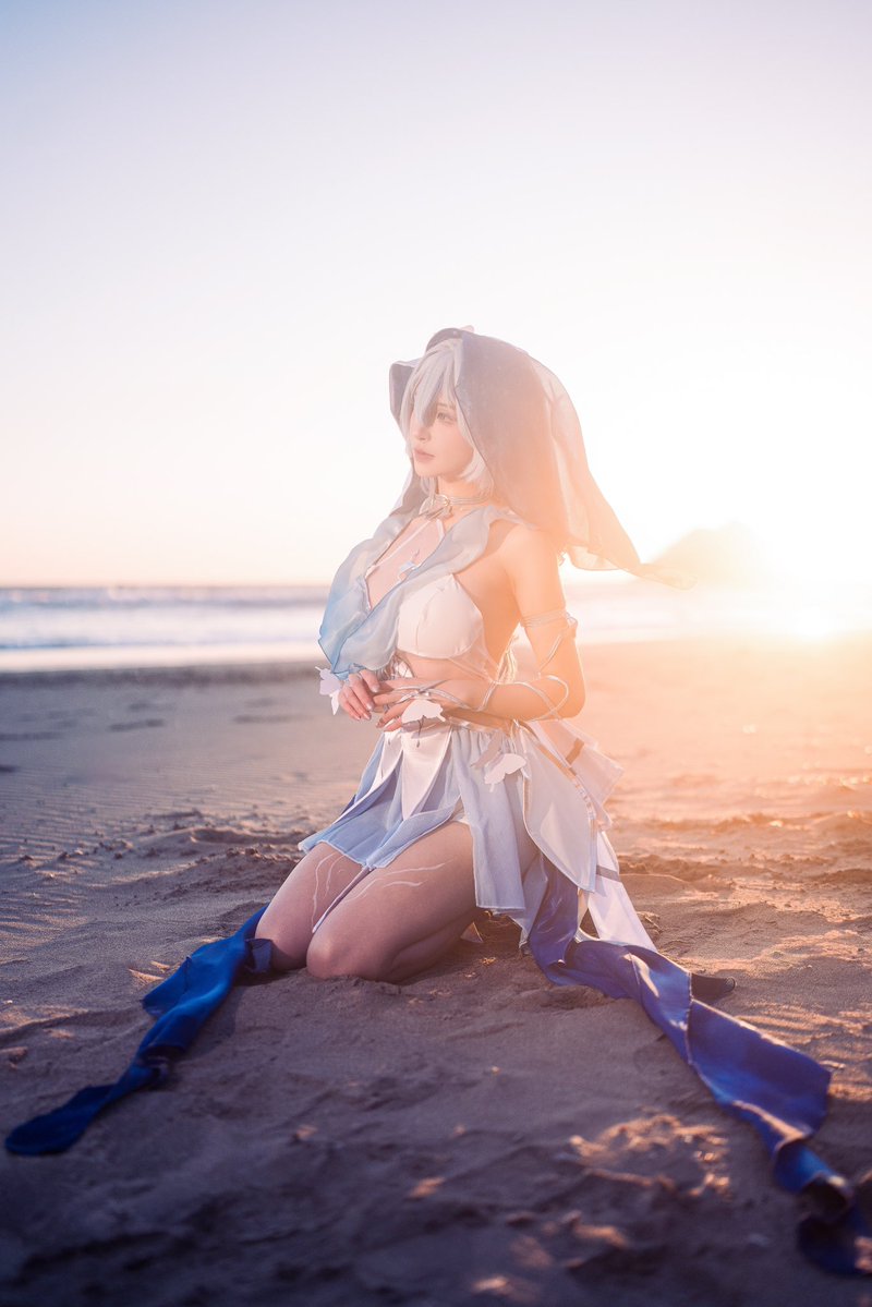 luximity's tweet image. It was freezing and super windy when we were shooting Shorekeeper during fanime but it was so worth it for the shoreline and golden hour. If only we have pretty beaches in TX 😭 

📷: shiro.pix
#Shorekeeper #shorekeepercosplay #WutheringWaves #wuwa