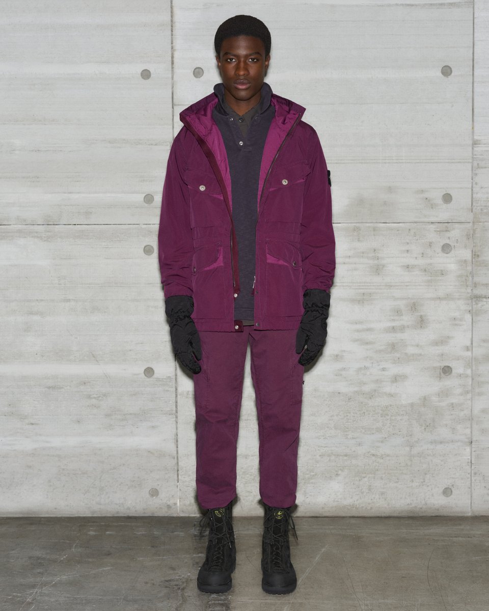 STONE ISLAND AUTUMN_WINTER ‘025-‘026

Q100014 Light Compact Touch Poly-TC: Hooded field jacket in lightweight polyester canvas with a matt appearance, featuring bellows pockets with contrasting details. Treated with anti-drop.

#StoneIslandAW25