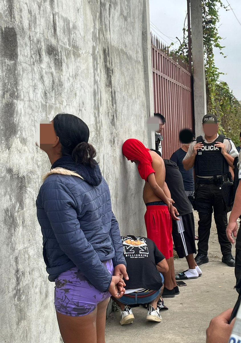 FFAAECUADOR's tweet image. 🔴 𝗕𝗹𝗼𝗾𝘂𝗲 𝗱𝗲 𝗦𝗲𝗴𝘂𝗿𝗶𝗱𝗮𝗱 𝗳𝗿𝘂𝘀𝘁𝗿𝗮 𝗶𝗻𝘁𝗲𝗻𝘁𝗼 𝗱𝗲 𝘀𝗲𝗰𝘂𝗲𝘀𝘁𝗿𝗼 𝗲𝗻 𝗗𝘂𝗿𝗮́𝗻

#Guayas | Durante operaciones de ámbito interno en el sector La Delia, cantón #Durán, personal de las Fuerzas Armadas del Ecuador, a través del #BloqueDeSeguridad, fue…