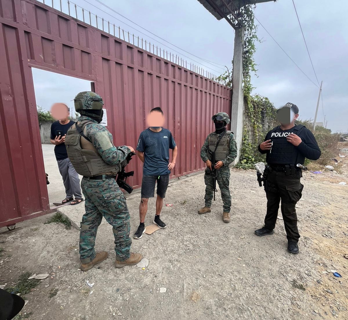 FFAAECUADOR's tweet image. 🔴 𝗕𝗹𝗼𝗾𝘂𝗲 𝗱𝗲 𝗦𝗲𝗴𝘂𝗿𝗶𝗱𝗮𝗱 𝗳𝗿𝘂𝘀𝘁𝗿𝗮 𝗶𝗻𝘁𝗲𝗻𝘁𝗼 𝗱𝗲 𝘀𝗲𝗰𝘂𝗲𝘀𝘁𝗿𝗼 𝗲𝗻 𝗗𝘂𝗿𝗮́𝗻

#Guayas | Durante operaciones de ámbito interno en el sector La Delia, cantón #Durán, personal de las Fuerzas Armadas del Ecuador, a través del #BloqueDeSeguridad, fue…