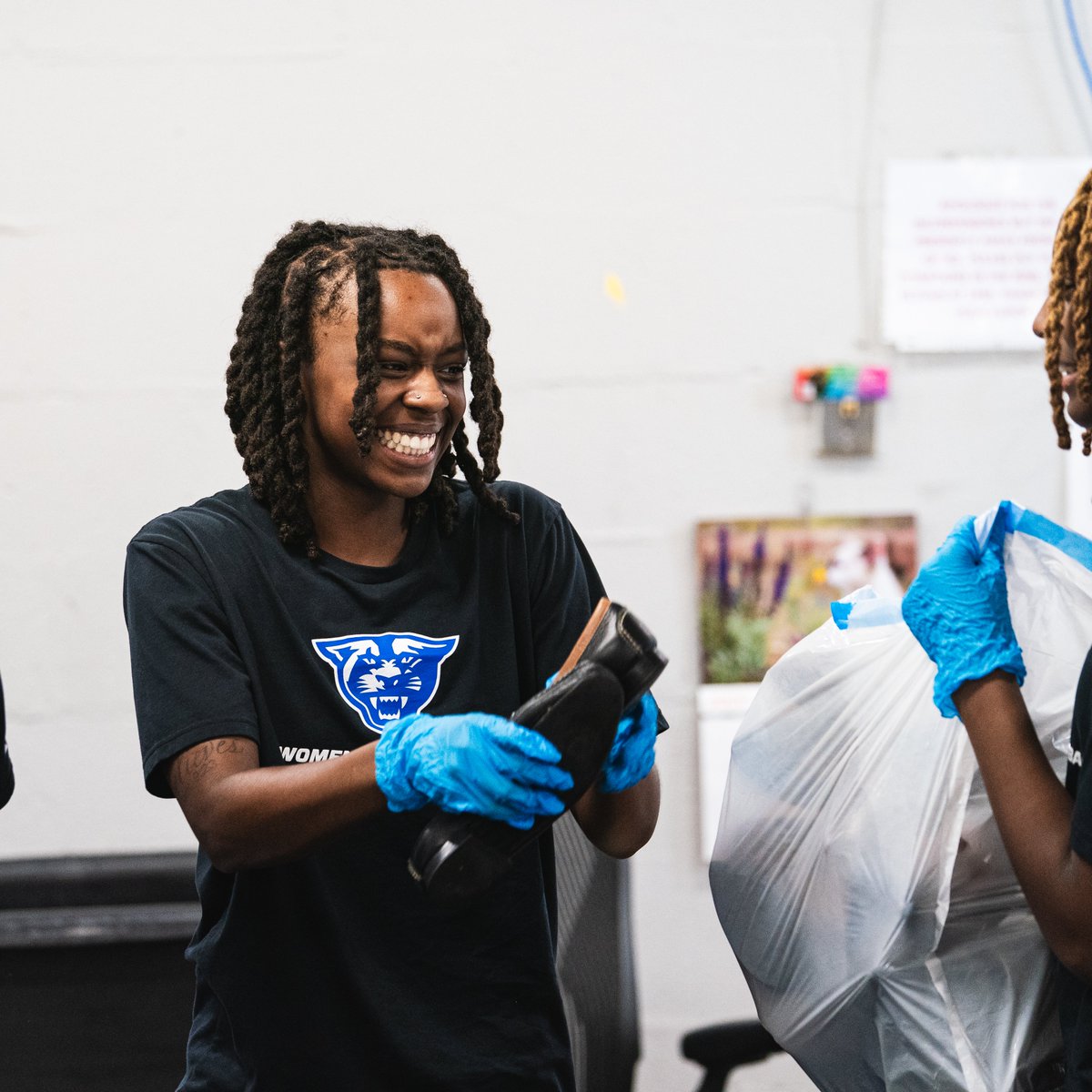 GSU_WBasketball's tweet image. Thank you to @ATLmission for the opportunity to support those in need across the community and be part of a place where hope truly lives 馃
#LightItBlue | #FamilyByCHOICES