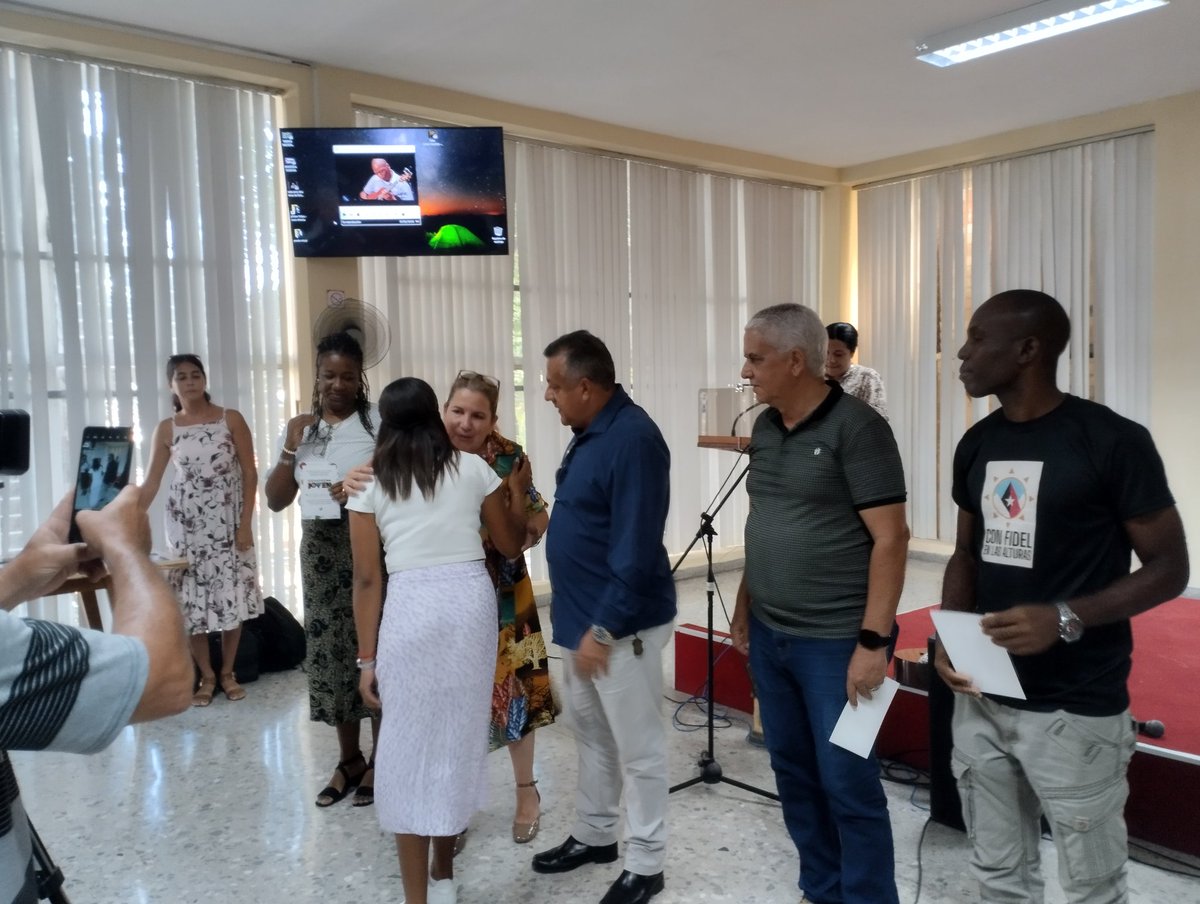 Nuestra Chely recibe la condición de joven destacada a  nombre del IIIA. Muchas Felicidades. <a href="/AlbertoLopezcu/">Alberto López Díaz</a>  <a href="/minalcuba/">Ministerio de la Industria Alimentaria de Cuba</a> <a href="/OrlandoBorrero7/">Orlando Borrero Elías</a>