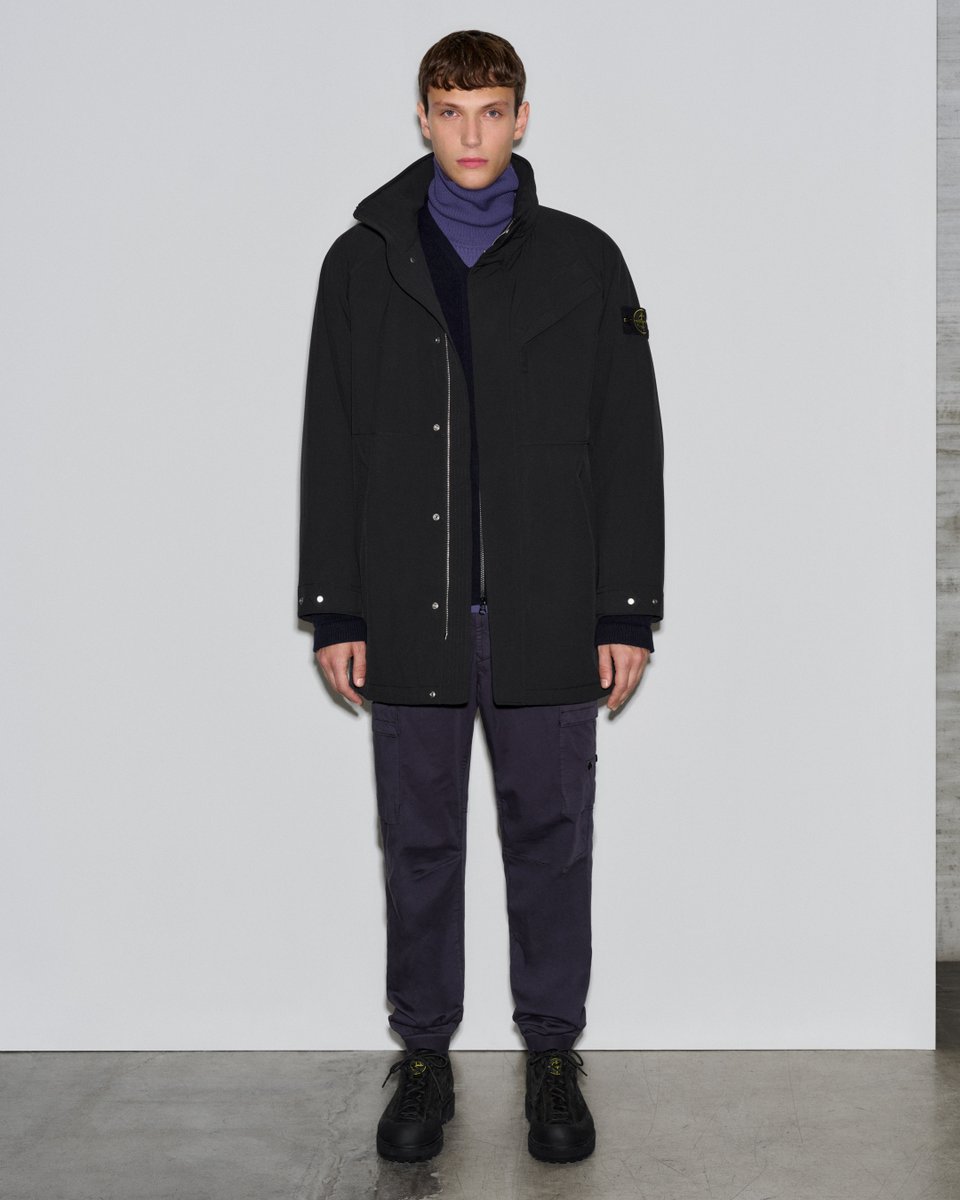 STONE ISLAND AUTUMN_WINTER ‘025-‘026

7100002 Soft Shell - R_E.DYE® Technology, Recycled Polyester, Primaloft® Insulation: Long coat in 3-ply performance material with a waterproof and windproof membrane. Treated with anti-drop.

#StoneIslandAW25