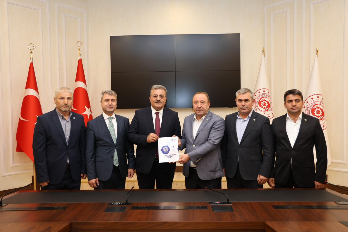Yetkili Sendika Toç Bir-Sen olarak Tarım ve Ormancılık Hizmet Kolumuza İlişkin 8. Dönem Toplu Sözleşme Tekliflerimizi Çalışma ve Sosyal Güvenlik Bakan Yardımcısı Sn. Faruk Özçelik’e sunduk.

🔗 tocbirsen.org.tr/haberler/tarim…

İŞTE TARIM VE ORMANCILIK HİZMET KOLU'NUN YETKİLİ SENDİKASI