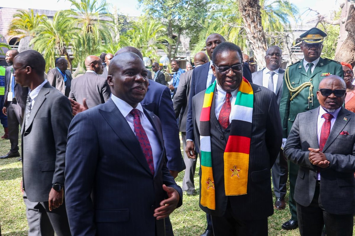 TinotendaGacha1's tweet image. President Dr Emmerson Dambudzo Mnangagwa @edmnangagwa toured the Geo Pomona Waste Management Pvt Ltd stand at the 15th meeting of the Conference of the Contracting Parties (COP15) in Victoria Falls today. Geo Pomoma Chief Executive Officer (CEO) and Executive Chairman Dr Dilesh…