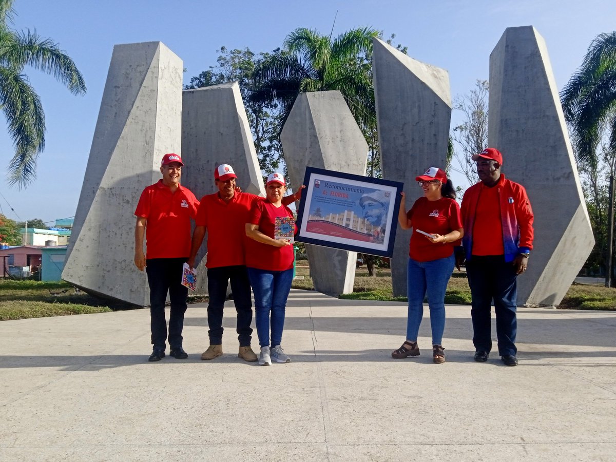 En #MinasEn26, el municipio de #Florida recibió la condición de Destacado de manos de las máximas autoridades de #Camagüey <a href="/WalterNoris/">Walter Simon Noris</a> y <a href="/JorgeSutil2/">Jorge Sutil S</a>. Ese es un territorio que hace #PorCamagüeyTodo. #LaLuchaNoHaCesado.
<a href="/radioflorida/">Radio Florida de Cuba.</a> <a href="/AMPPFlorida/">Asamblea Municipal del Poder Popular Florida</a> <a href="/boudet_liliana/">Liliana Boudet</a> <a href="/marquezalvarez3/">Evelyn Marquez Alvarez</a>