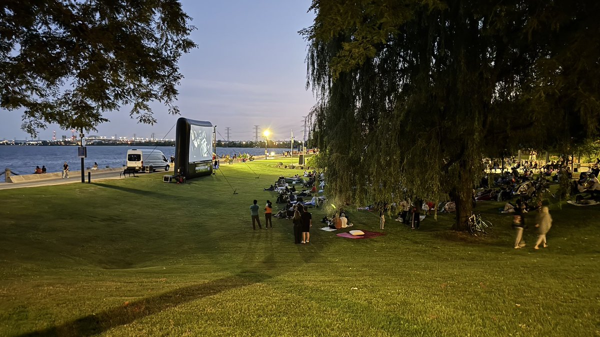 AnnaNguyen1921's tweet image. Burlington Waterfront - where summer still means movies on the lawn, the soft swish of roller skates passing by, and walkers with stories that never quite end.
Perhaps one day, we’ll meet at the far end of this pier - it’s entirely possible, isn’t it?
#SummerVibes…