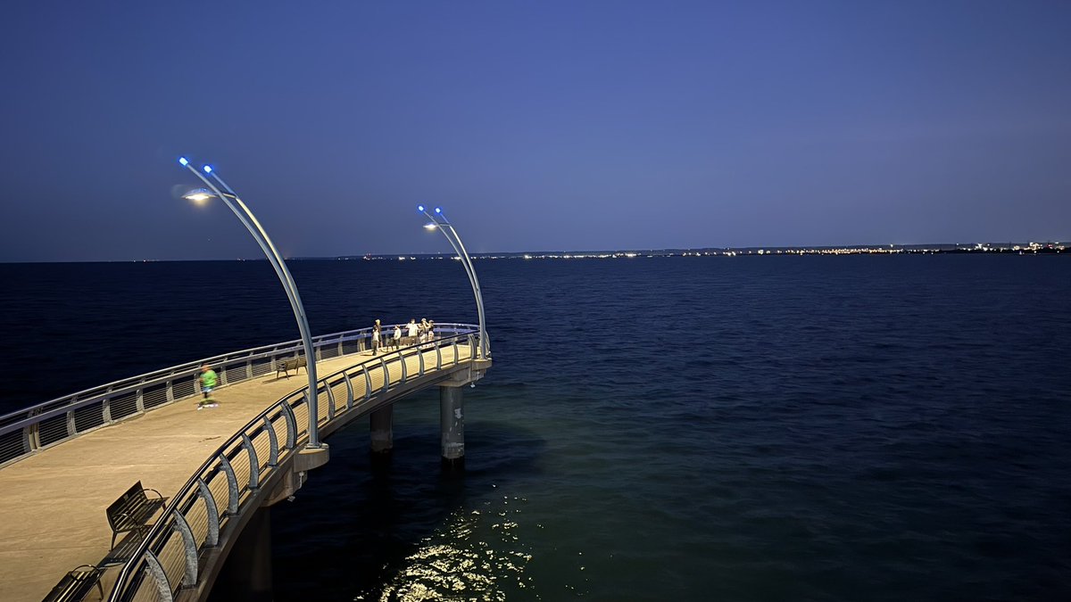 AnnaNguyen1921's tweet image. Burlington Waterfront - where summer still means movies on the lawn, the soft swish of roller skates passing by, and walkers with stories that never quite end.
Perhaps one day, we’ll meet at the far end of this pier - it’s entirely possible, isn’t it?
#SummerVibes…