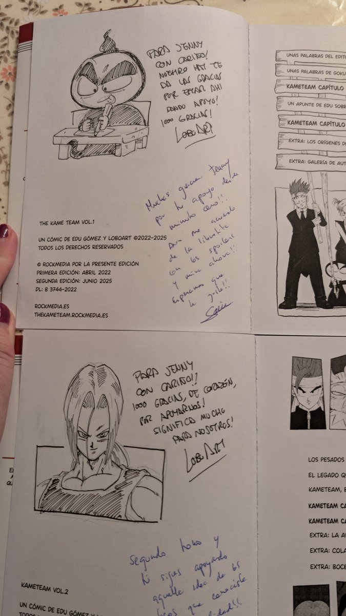 Vuelvo a mi medio abandonado Twitter para presumir de que ya tengo en mi poder el tomo 1 y 2 del <a href="/TheKameTeam/">TheKameTeam</a> .
Mil gracias a <a href="/EduGomezBCN/">EduGómezBcn</a> y <a href="/lobo85art/">LoboArt</a> por esta maravilla que han creado, por vuestras palabras y dibujos en las dedicatorias y por ser más majos que las pesetas 🤩🤣