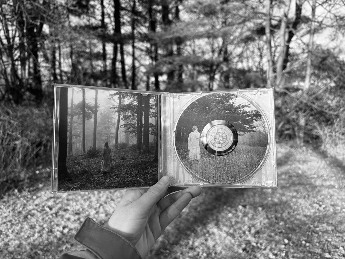 cowboylikesii's tweet image. passed down like folk songs, the love lasts so long 🩶
happy #5YearsOfFolklore to the album that changed my life and patched my broken wings. 🩶 @taylornation13 @taylorswift13