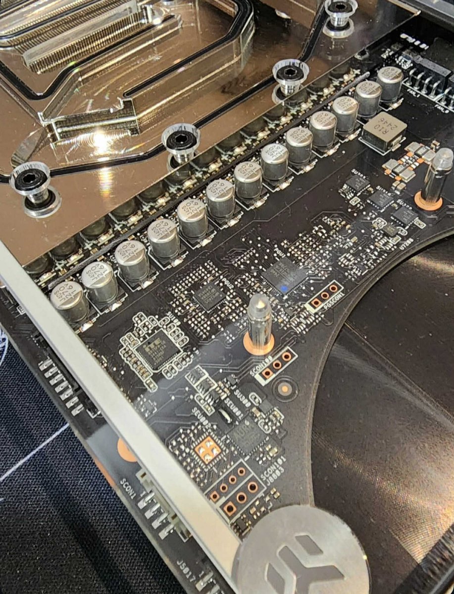 Check out this tear down and install of our EK-Quantum Vector³ Astral RTX 5090 by <a href="/MancavePc/">MancavePC</a>  !  Make sure to drop them a follow to see the final build 🛠
#watercooling #liquidcooling #rtx5090 #NVIDIA #LMTEK