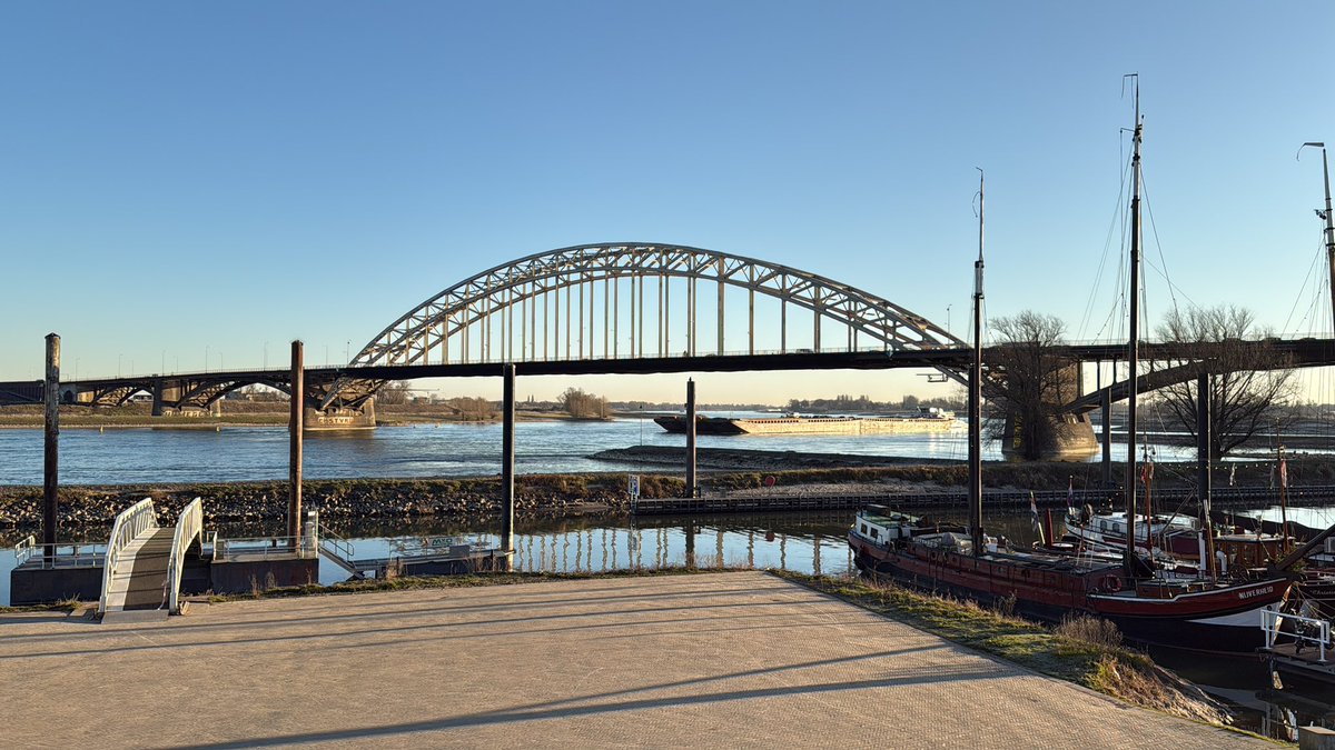 battlefieldexpl's tweet image. Did you know that the Germans never planned to destroy the main span of the Nijmegen bridge? They intended to destroy the smaller span on the left, this would have achieved the same result without the need to rebuild the entire bridge. Why the explosives failed is anyone’s guess