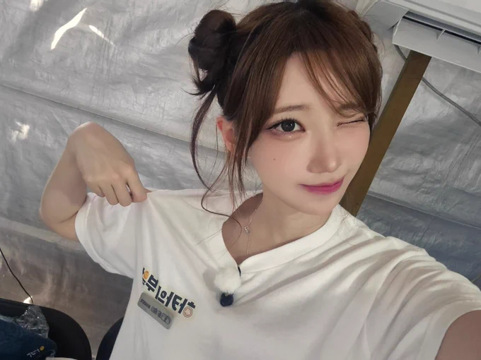 @Weekly_QWER: Jul,24,2025 Magenta naver fancafe post Arrived in Korea!!!💗 I ate a lot of delicious food today I bought a ton of desserts and snacks that Bawiges recommended lol They look delicious... Should I turn on the live and try one? Bawiges worked hard…