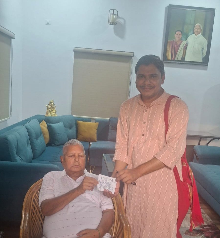 jayantjigyasu's tweet image. मोहतरम लालू प्रसाद जी एक ऐसी अज़ीम शख़्सियत हैं जिनकी बदौलत जाने कितने परजीवियों का वजूद क़ायम है। पांच दशक तक इस देश की राजनीति में अपनी मज़बूत दखल रखने के बावजूद कभी भी छोटे दिल से उन्होंने किसी पर पलटवार नहीं किया। जिनको आगे बढ़ाया, उनमें से बहुतेरे भस्मासुर निकले, पर उन्होंने…
