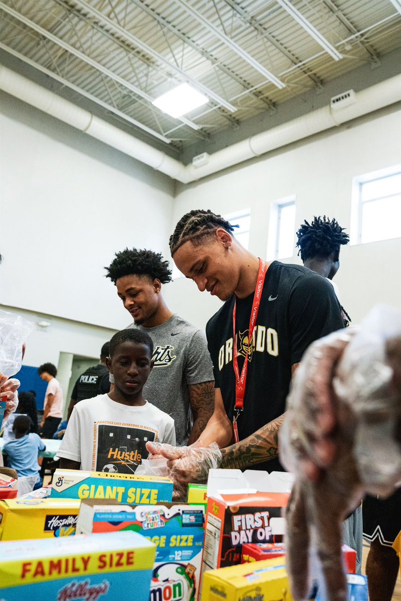 UCF_MBB's tweet image. We had a great time at the Boys and Girls Club Orlando helping out with their annual Cereal Day 🥣