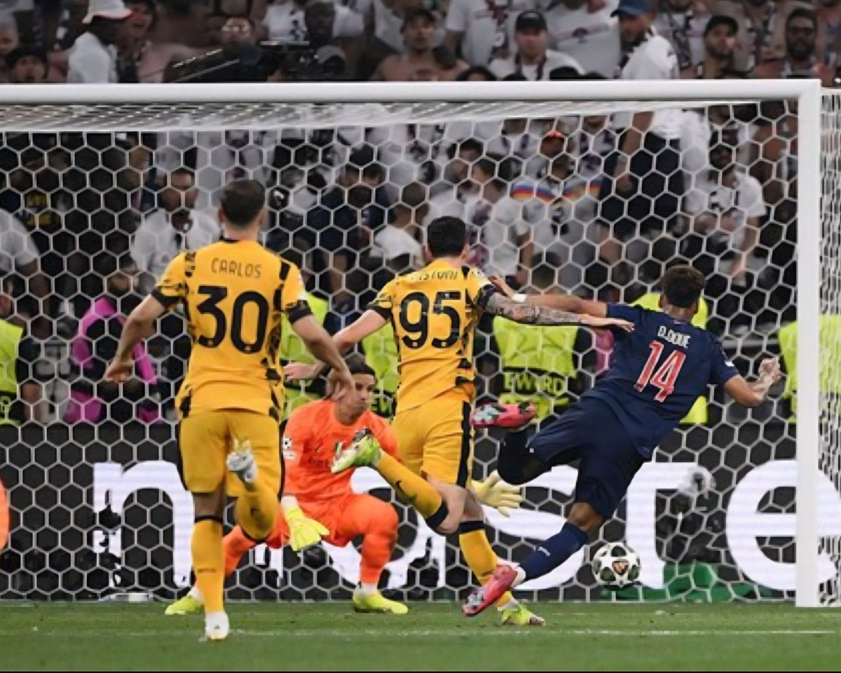JPSoccerCoach's tweet image. Due to a lack of understanding or circular causality, the idea that many people have about the game is innacurate.
The game is complex, chaotic & unpredictable.
However, coaches can make it a bit more predictable by creating a collective intentionality using Macro Principles.