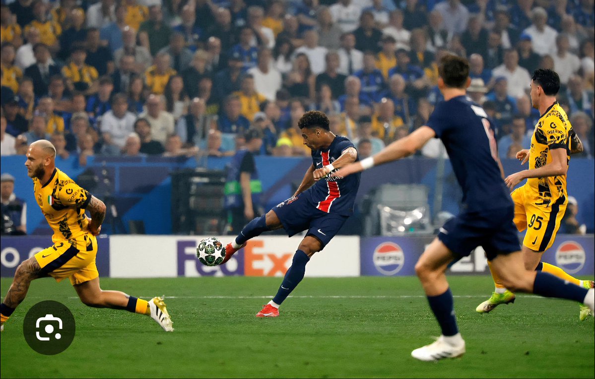 JPSoccerCoach's tweet image. Due to a lack of understanding or circular causality, the idea that many people have about the game is innacurate.
The game is complex, chaotic & unpredictable.
However, coaches can make it a bit more predictable by creating a collective intentionality using Macro Principles.