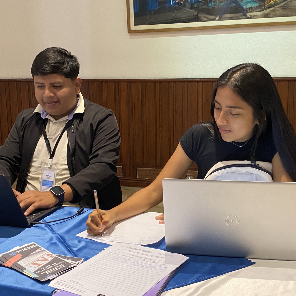 🤝 Nuestros estudiantes de cuarto semestre de #AdministraciónDeEmpresas brindan apoyo gratuito a personas de la tercera edad y con discapacidad en el proceso de devolución del IVA.

📌 Esta labor forma parte de sus #Prácticasdeserviciocomunitario, fomentando la solidaridad y el