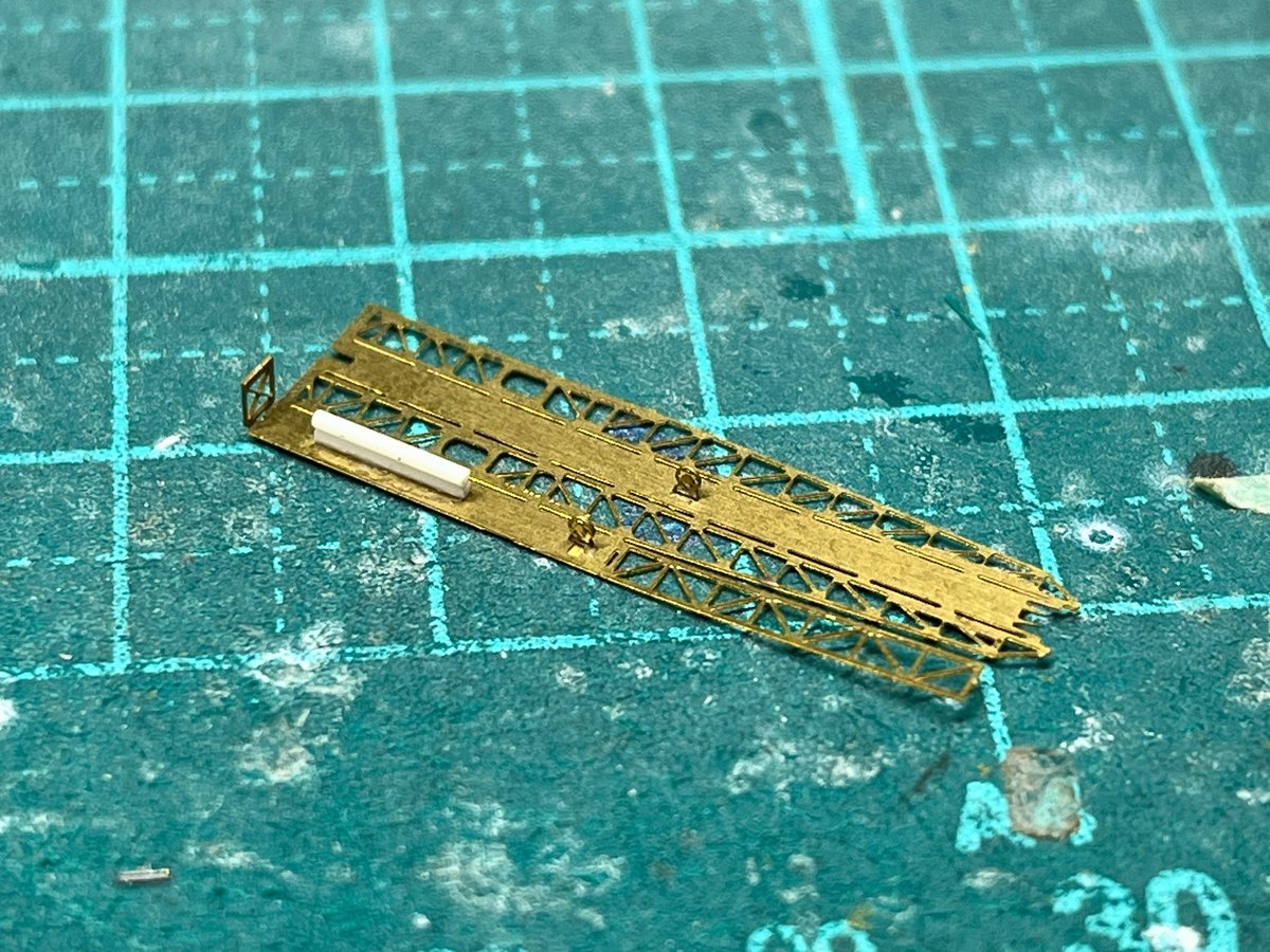 tri_3_'s tweet image. フジミ陸奥、カタパルトの製作。純正エッチングは内部のディテールが省略されているので爆発筒と滑車を追加しました。あまり正確ではなくとも中身がある、ということが大事かな、と思っています