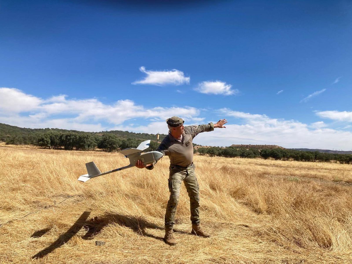 FUTER_ET's tweet image. 'Los ojos del cielo'.
La sección de Sistemas de Aeronaves Pilotadas Remotamente (RPAS) del #BCGX #BrigadaGuzmanelBueno, pone a punto sus naves no tripuladas (UAV), para desarrollar operaciones de inteligencia, vigilancia y reconocimiento.
#40AniversarioBRIX
#SomostuEjército
