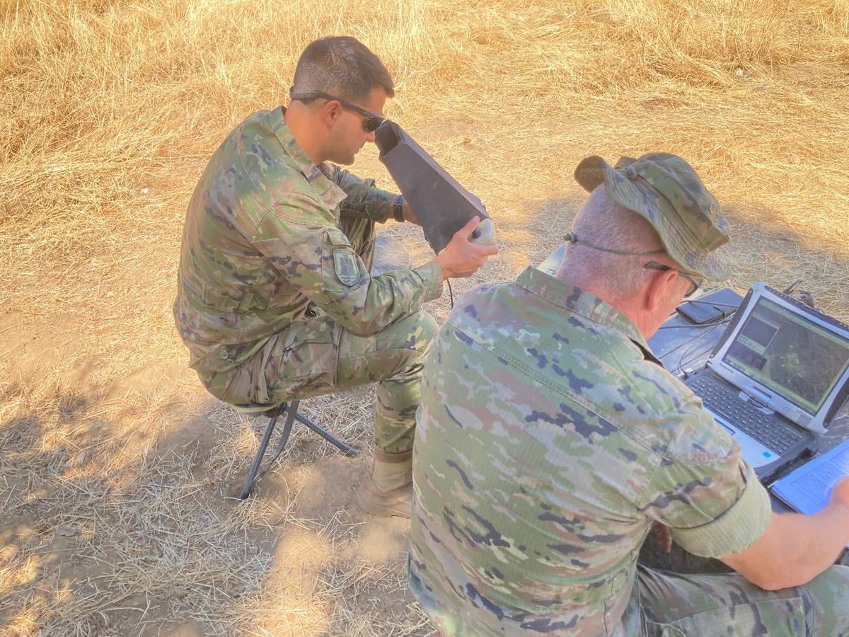 FUTER_ET's tweet image. 'Los ojos del cielo'.
La sección de Sistemas de Aeronaves Pilotadas Remotamente (RPAS) del #BCGX #BrigadaGuzmanelBueno, pone a punto sus naves no tripuladas (UAV), para desarrollar operaciones de inteligencia, vigilancia y reconocimiento.
#40AniversarioBRIX
#SomostuEjército