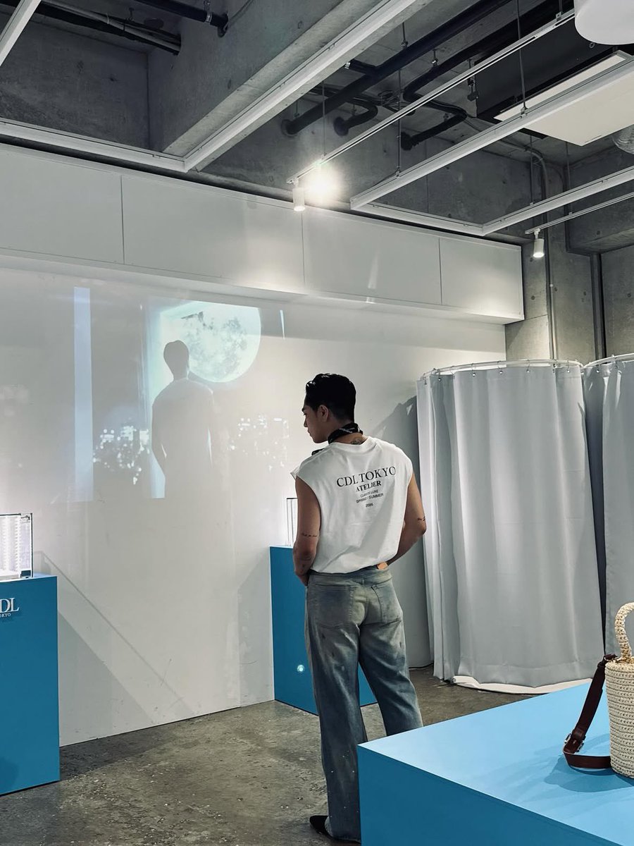 プロジェクションマッピングで登坂広臣さんの眩い力強い後ろ姿が映る