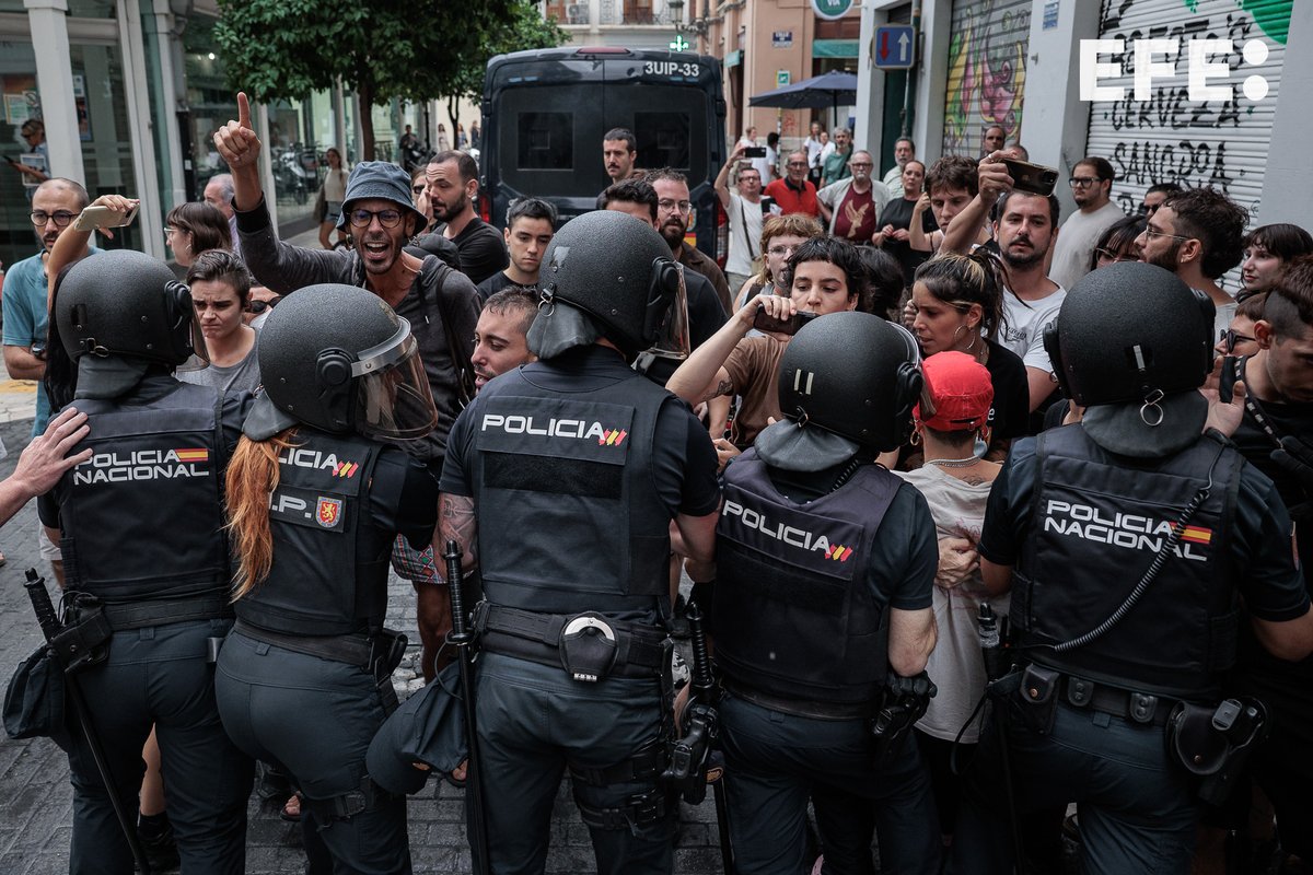 bieluno's tweet image. Vecinos de València han dado su apoyo a María Jesús, la inquilina que ha denunciado acoso por parte del fondo propietario del edificio donde reside y es la única residente, para garantizar el acceso a la vivienda con el fin de colocar una puerta nueva de entrada. @EFEnoticias