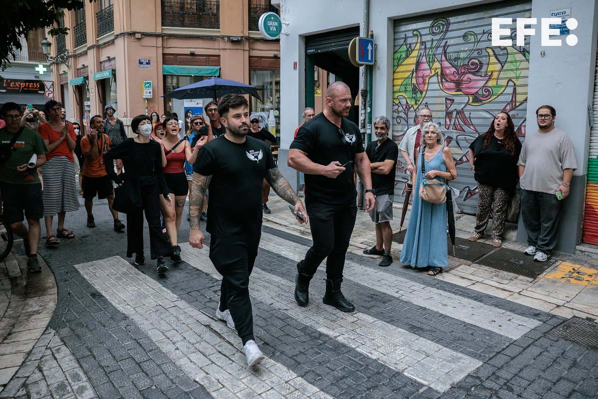 bieluno's tweet image. Vecinos de València han dado su apoyo a María Jesús, la inquilina que ha denunciado acoso por parte del fondo propietario del edificio donde reside y es la única residente, para garantizar el acceso a la vivienda con el fin de colocar una puerta nueva de entrada. @EFEnoticias