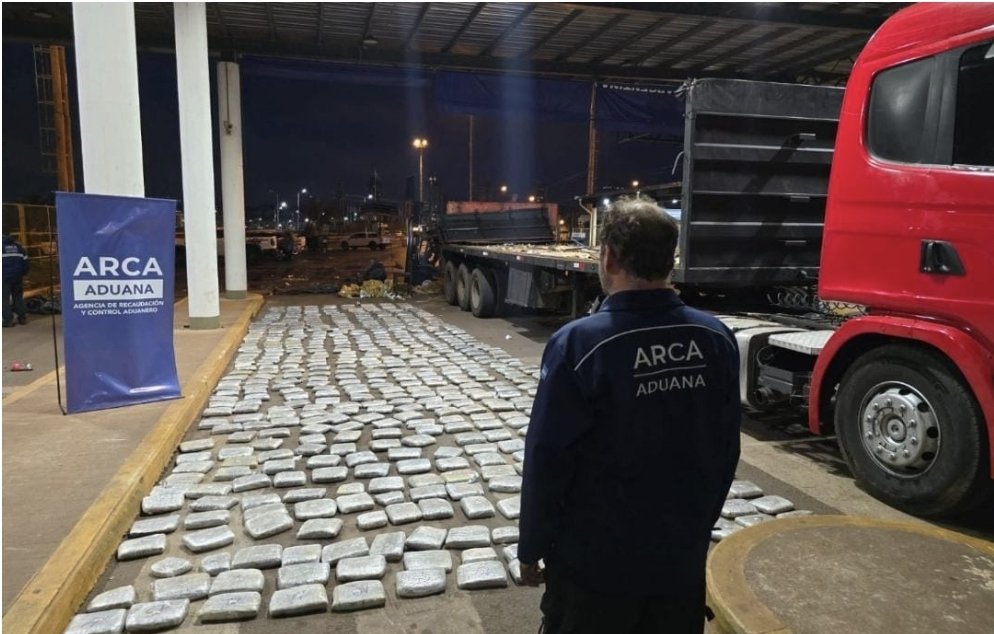 Ahora_Py's tweet image. 🚛 Camión narco cayó en el puente San Roque: más de 570 kilos de marihuana incautados 🌿
Un camión paraguayo intentó cruzar a Argentina con más de 570 kg de marihuana ocultos bajo bolsones de arroz.
El escáner de la aduana detectó la carga y el conductor quedó detenido por…