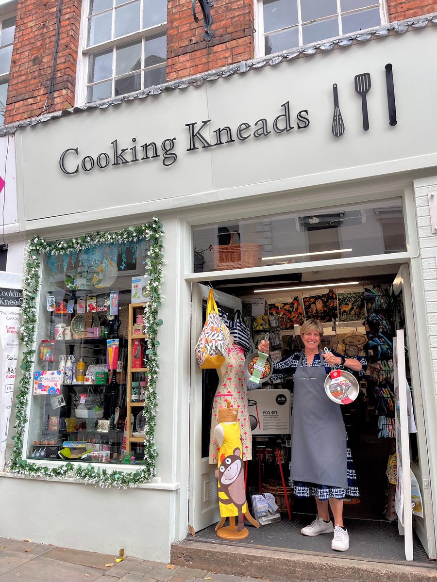 OriginalShrews's tweet image. 🍳Perched at the top of Wyle Cop, Cooking Kneads has been a go-to for #Shrewsbury’s cooks and bakers since 2014.
Current highlights? Stylish melamine for summer dining, Emma Bridgewater mugs, locally made Netherton Foundry pans, Shrewsbury skyline mugs.