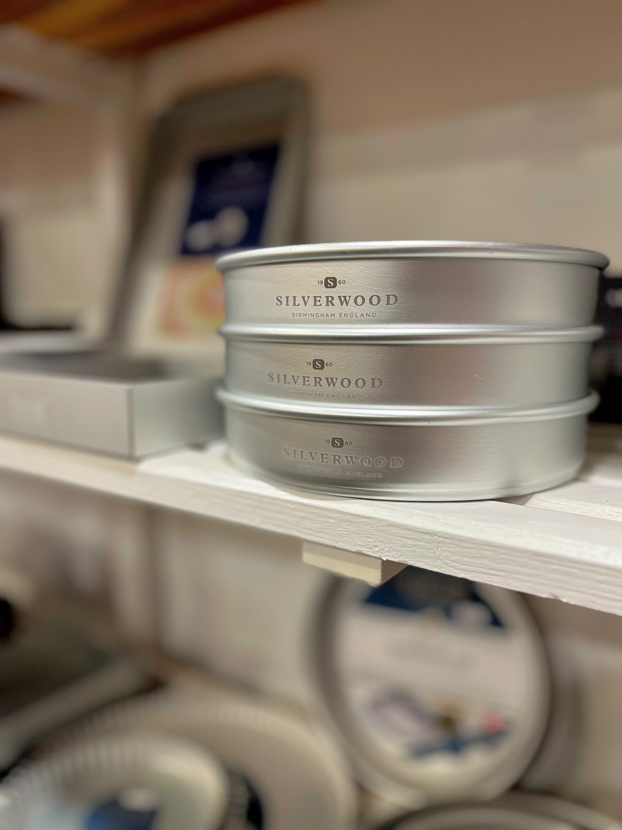 OriginalShrews's tweet image. 🍳Perched at the top of Wyle Cop, Cooking Kneads has been a go-to for #Shrewsbury’s cooks and bakers since 2014.
Current highlights? Stylish melamine for summer dining, Emma Bridgewater mugs, locally made Netherton Foundry pans, Shrewsbury skyline mugs.