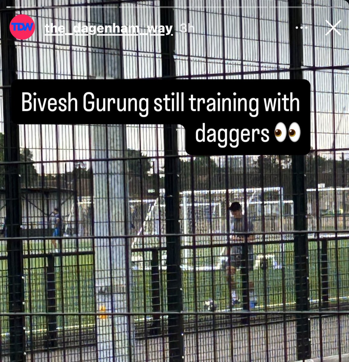 TheMemphisEra's tweet image. Just seen this on insta, whilst it’s blurry as fuck, it does seem like bivesh.
Confusing one, hasn’t played since aveley, still training (based off this image) 🤔
Wonder what’ll happen there