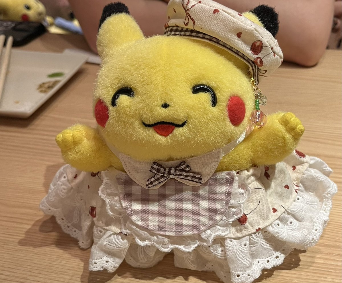 oshaberipikachu's tweet image. これは着せてもらった幻のお洋服をそのまま着て帰ろうとするぴよ