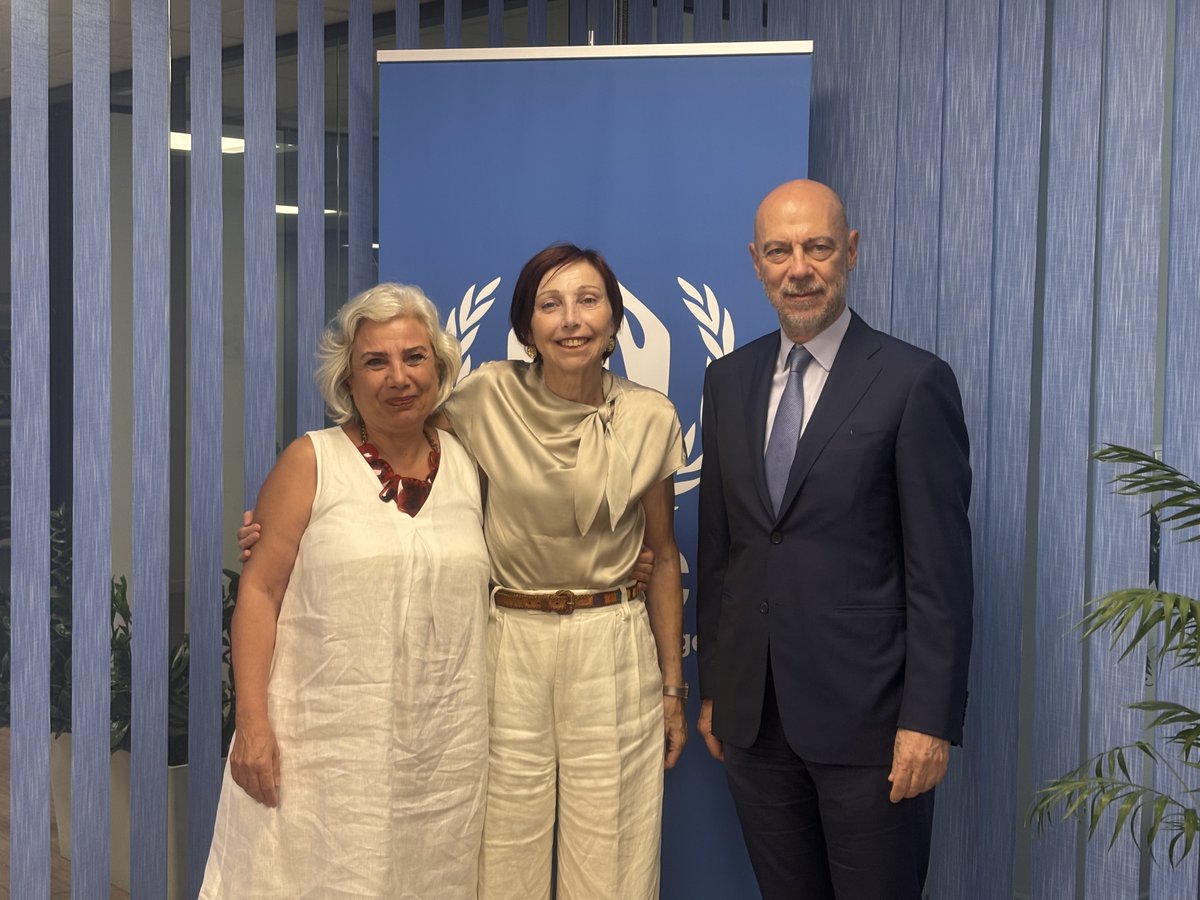 Memorandum of Cooperation between <a href="/competegr/">CompeteGR</a>  &amp; UNHCR to support refugee integration.

The partnership aims to promote refugee access to the labour market—especially in sectors facing shortages—enhancing productivity &amp; competitiveness.

#HopeAwayFromHome

unhcr.org/gr/en/news/pre…