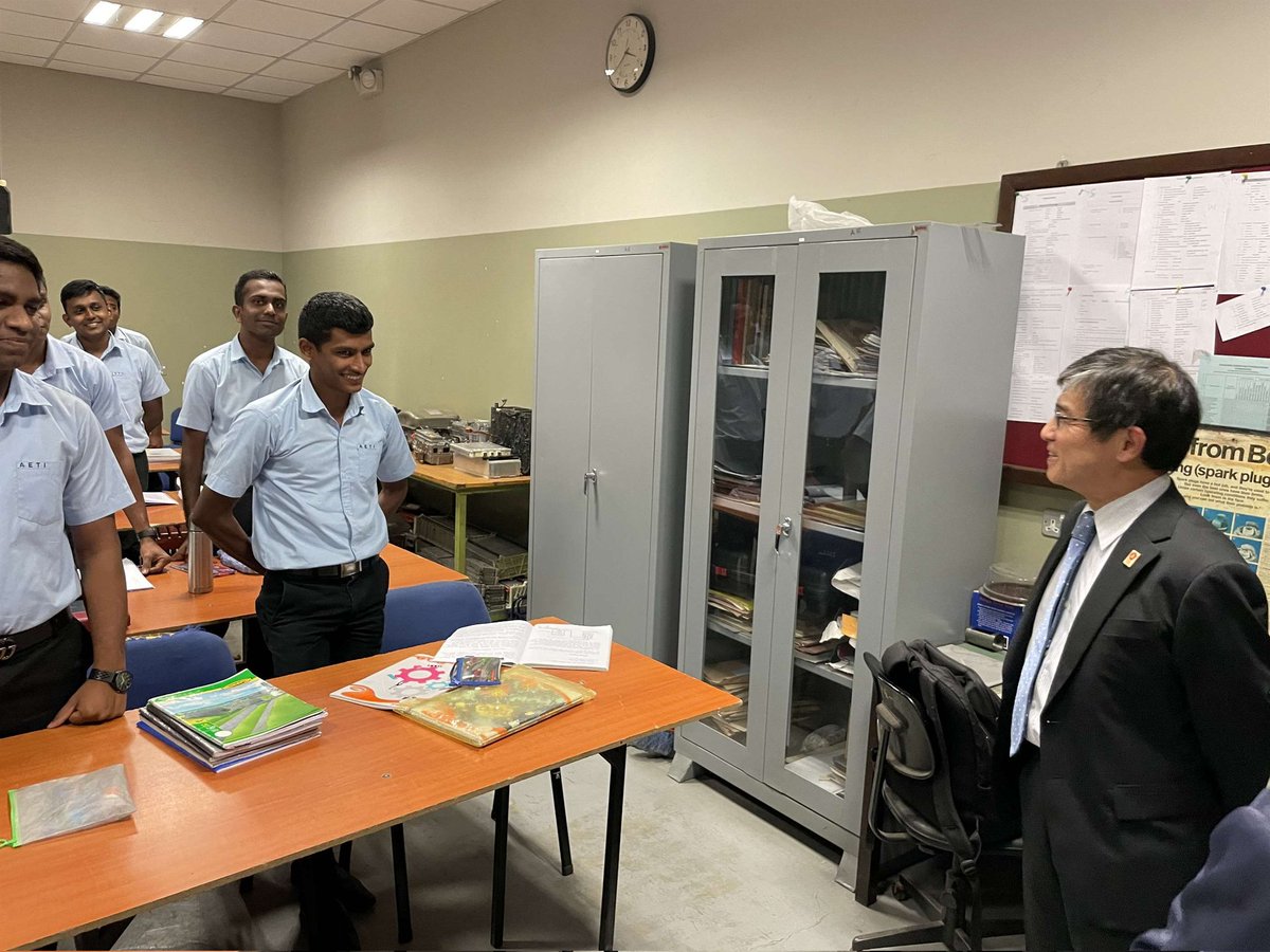 JapanEmb_SL's tweet image. On 24th July, Amb ISOMATA visited the Automobile Engineering Training Institute, “Japan Tech,” established in 1989 with JPN grant assistance. Amb observed various equipment and ongoing training sessions, offering words of encouragement to the students.
