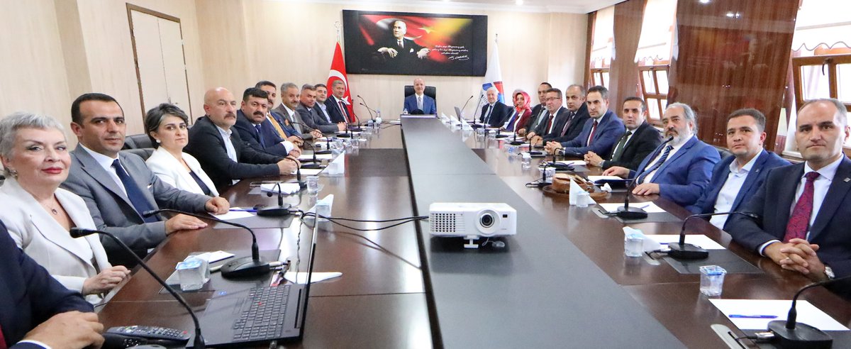erolozvar's tweet image. 📍 @aicuni2007'yi ziyaret ederek senato toplantısına katıldık.
📌Yükseköğretim Kurulu olarak üç yıldır talep azalan programların kontenjanlarında düzenlemeler yapıyoruz. Adayların beklentilerini, taleplerini ve yönelimlerini dikkate almak suretiyle programları organize ediyoruz.…