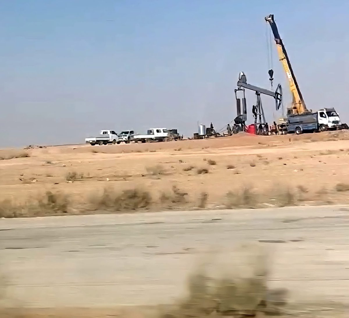 Saad_Alsabr's tweet image. #الرقة ||
ميليشيا ”قسد“ تكثف عملياتها خلال اليومين الماضيين في حقل صفيان النفطي بريف الرقة الغربي، وتوثق الصور المرفقة لحظة تفكيك أحد الآبار داخل الحقل.