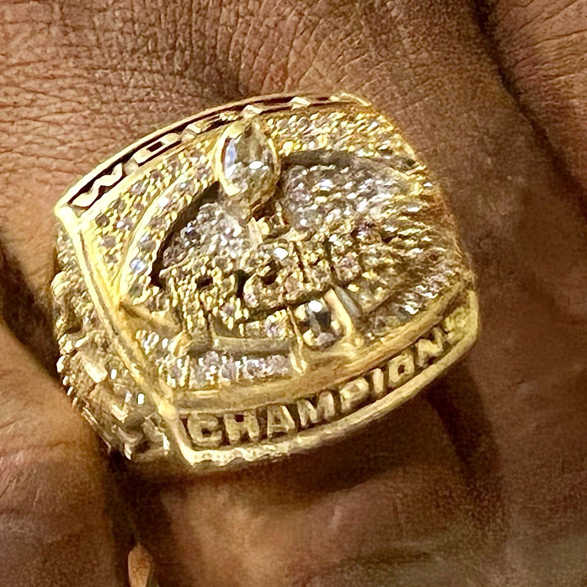 RomanGabriel3rd's tweet image. Super Bowl Bling 1999 @RamsNFL @DickVermeil @RickyProehl @kurt13warner @AllHands81 @rolandwilliams @marshallfaulk @IsaacBruce80 @aneaswilliamsAD