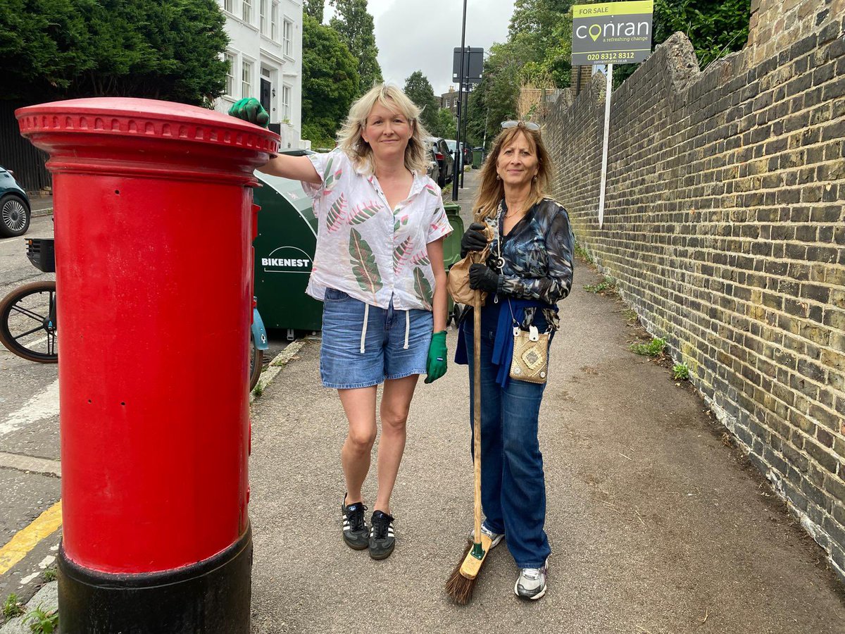 BELLEGREENWICH's tweet image. Out with Hayley weeding on a designated glyphosate-free street. Please do consider participating in the scheme initiated by @GGCN2023. We’re very grateful the Council is supportive and special thanks to the officer involved in the scheme. #LoveYourNeighbourhood.
#BanGlyphosate