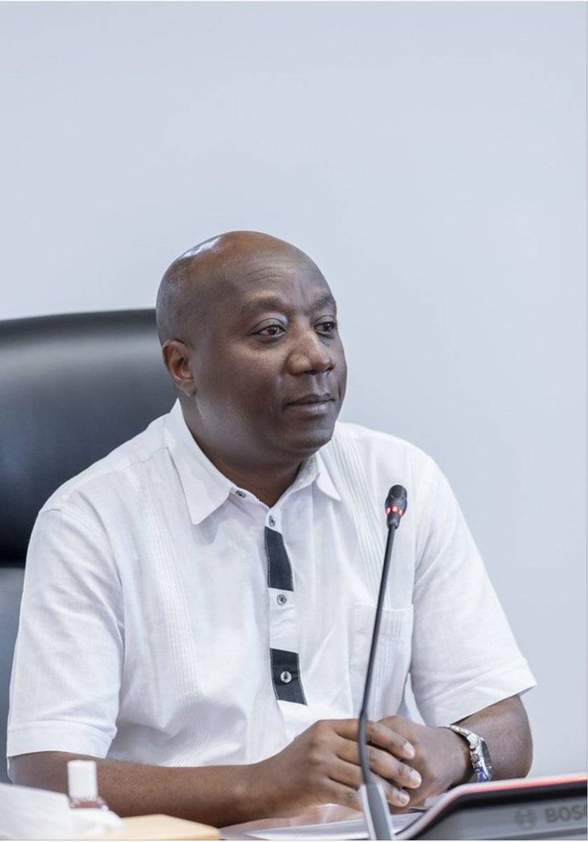Ku bwa <a href="/ibiriti/">Gonzaga Muganwa</a>, "Nta Minisitiri w'intebe n'umwe mu bo u Rwanda [...] rwagize wapfundura udushumi tw'inkweto za Dr Edouard Ngirente." 

Muremeranya?