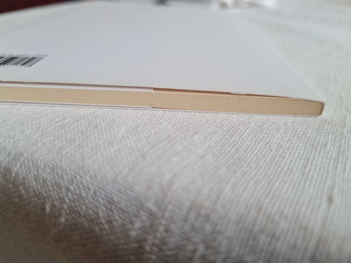WalterRossi2's tweet image. Sto leggendo in contemporanea due volumi molto interessanti, due trattati di neuroscienze. Un libricino bianco, smilzo, si intitola: &quot;Il cervello di un uomo e le sue funzioni&quot;. E un altro, un bel tomo, si intitola: &quot;Il cervello di una donna e le sue funzioni.&quot; Che cosa bella!