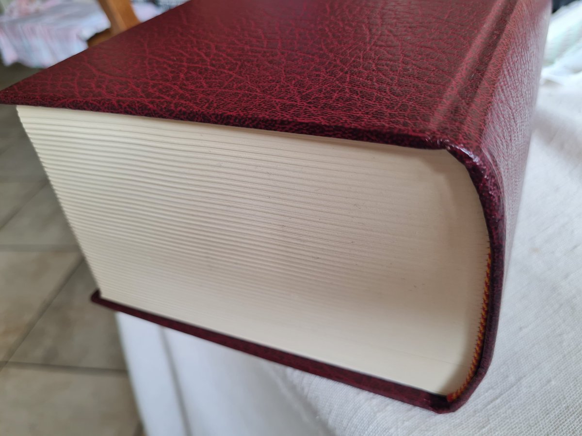 WalterRossi2's tweet image. Sto leggendo in contemporanea due volumi molto interessanti, due trattati di neuroscienze. Un libricino bianco, smilzo, si intitola: &quot;Il cervello di un uomo e le sue funzioni&quot;. E un altro, un bel tomo, si intitola: &quot;Il cervello di una donna e le sue funzioni.&quot; Che cosa bella!