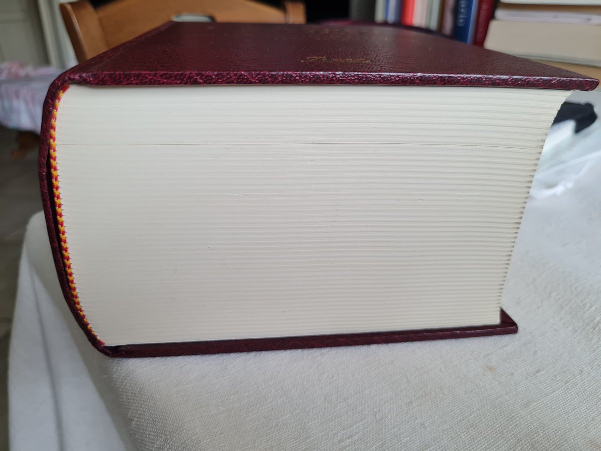WalterRossi2's tweet image. Sto leggendo in contemporanea due volumi molto interessanti, due trattati di neuroscienze. Un libricino bianco, smilzo, si intitola: &quot;Il cervello di un uomo e le sue funzioni&quot;. E un altro, un bel tomo, si intitola: &quot;Il cervello di una donna e le sue funzioni.&quot; Che cosa bella!